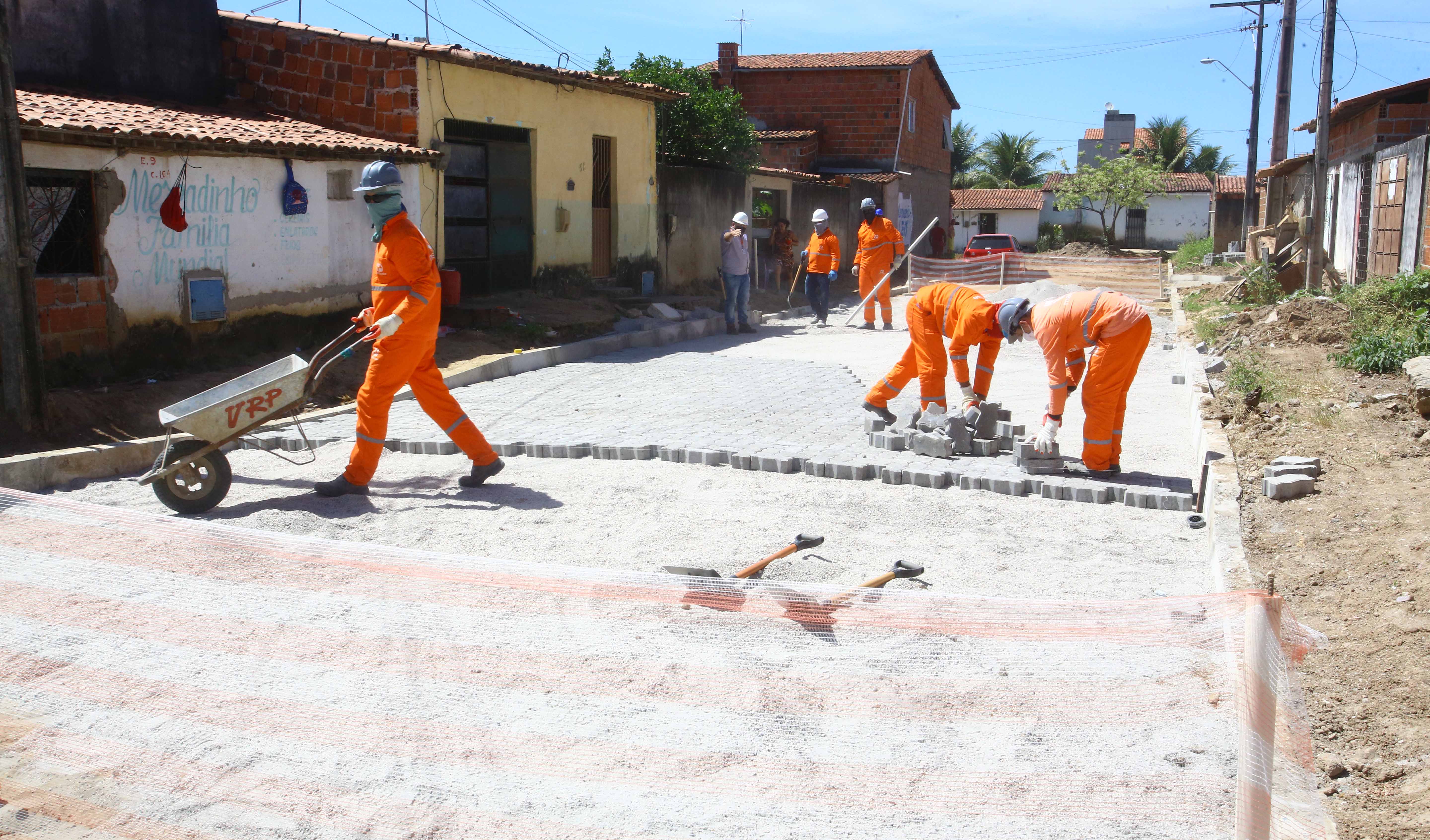 Operários trabalhando em rua